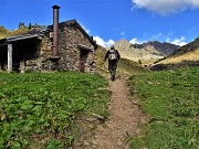 42 A questa baita con caratteristico camino lasciamo il sent. 215 per salire a sx su sentierino non segnalato per il Lago della paura